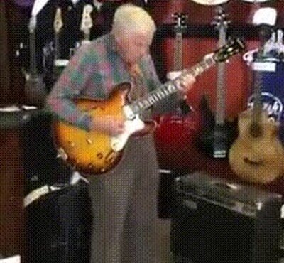 Enlace a A sus 81 años sigue siendo una estrella del rock