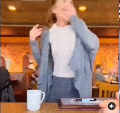 Enlace a Un soldado saludando a su madre al volver de la guerra