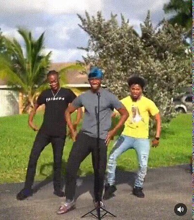 Enlace a La abuelas que pasa por detrás baila mejor que ellos