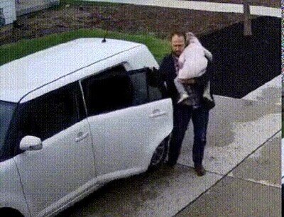 Enlace a Gritando internamente para despertar a su hija