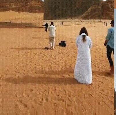 Enlace a Han construido una pirámide de cristal en medio del desierto