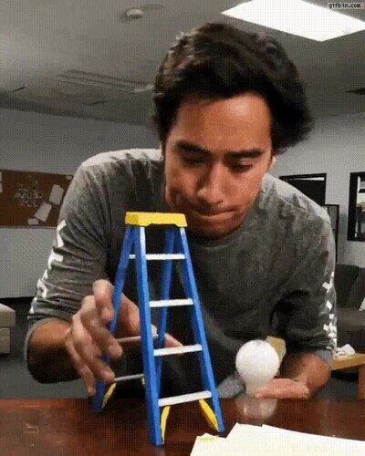 Enlace a Utilizando una escalera de juguete para cambiar una bombilla