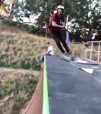 Enlace a Aterrizando con un patinete