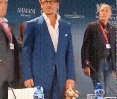 Enlace a La gente seguridad intentando quitarle un peluche a Johnny Depp