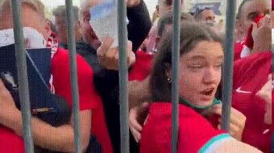 La policía francesa tirando spray a aficionados del Liverpool con entrada policia,entrada