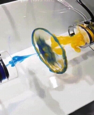 Enlace a Anillos de color chocando debajo del agua