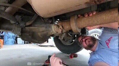 Enlace a Vaya liada reparando el coche