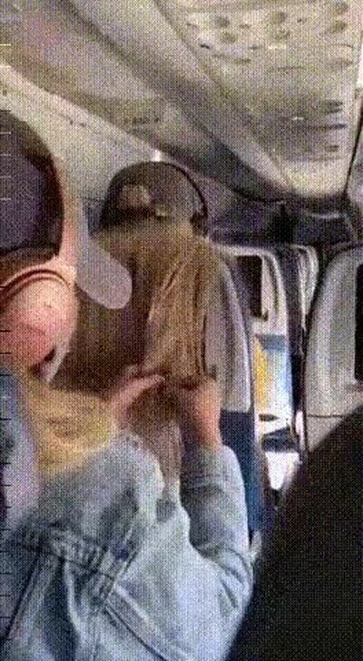 Enlace a Pegando un chicle como venganza de molestar con su pelo en el avión