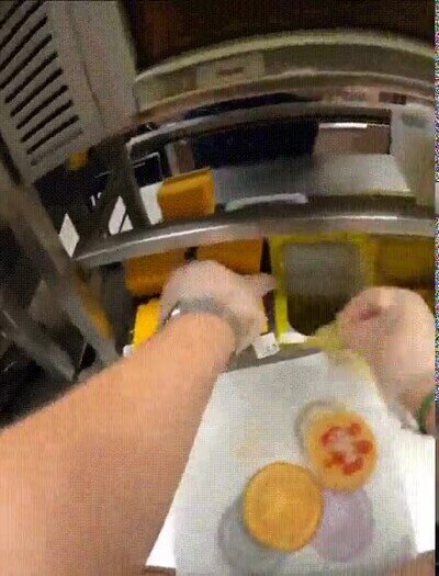 Enlace a Así es cómo hacen 122 hamburguesas por hora