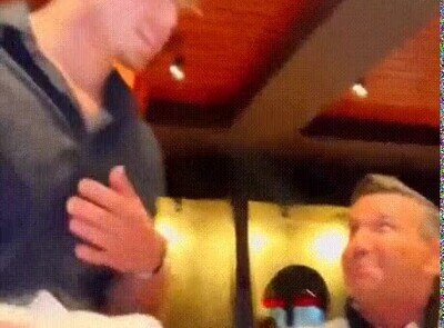 Enlace a El cabrón del padre le dice al camarero que su hija ha dicho que es guapo