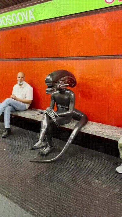 Enlace a La gasolina ha subido tanto que los aliens también tienen que ir en metro