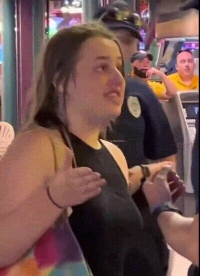 Enlace a El momento en el que se da cuenta de que la están grabando