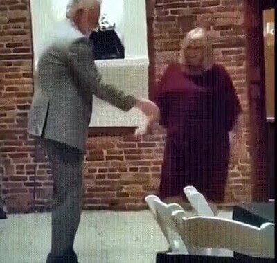 Enlace a El abuelo tiene grandes pasos de baile
