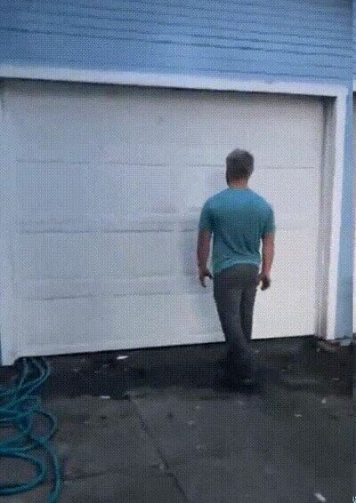 Enlace a Se inaugura la temporada de la espuma en el garaje de casa