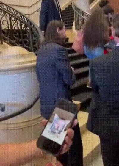 Enlace a Mira Keanu, hay un cojín con tu cara