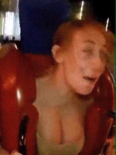 Enlace a Reacción de una chica al subir a una montaña rusa 