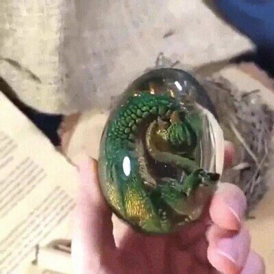 Enlace a Un huevo de dragón transparente creado con resina