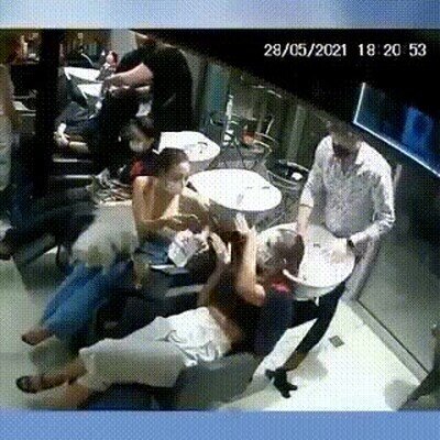 Enlace a Es incapaz de tener la cabeza atrás durante 5 segundos seguidos