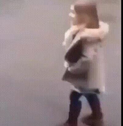 Enlace a Una pequeña fan del Jefe Maestro de Halo en una convención