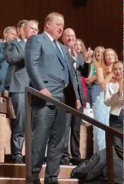 Enlace a Brendan Fraser se emociona al ser aplaudido en Venecia