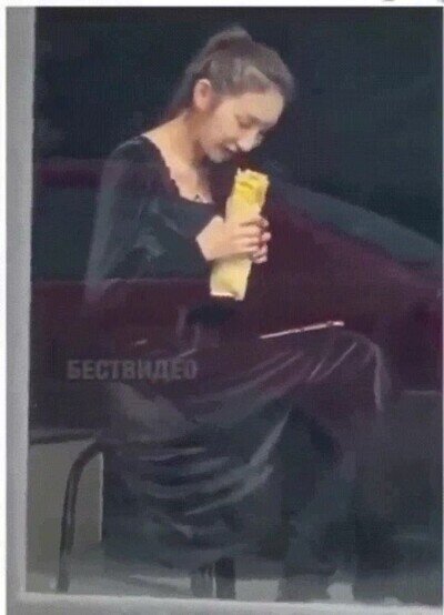 Enlace a Cuando te crees que nadie te está mirando comiendo