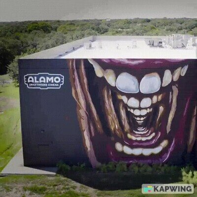 Enlace a Mis dieses a este mural pintado en las afueras de un cine