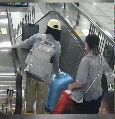 Enlace a Jugando a bolos en las escaleras mecánicas