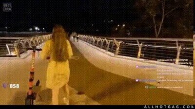 Enlace a Un streamer le da un beso a una desconocida y se lía