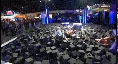Enlace a El momento en el que Adriana Chechik se ha fracturado la espalda al saltar a un foso de gomaespuma durante la TwitchCon
