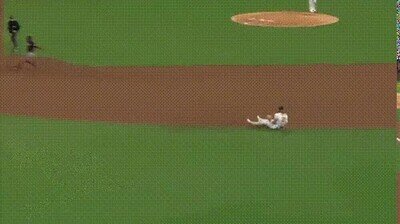 Enlace a Fernando Tatis Jr haciendo un salto doble para atrapar una bola