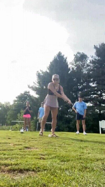 Enlace a No es la más estilosa jugando al golf