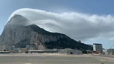 Enlace a Es una pasada ver las nubes chocando contra esa montaña