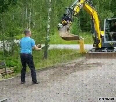 Enlace a Jugando a fútbol con una excavadora