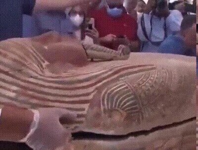 Enlace a Lo que pasa cuando abres un sarcófago después de 2500 años