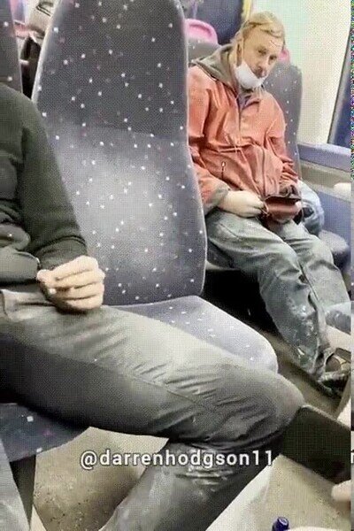 Enlace a El momento en el que se da cuenta que sus auriculares no están enchufados