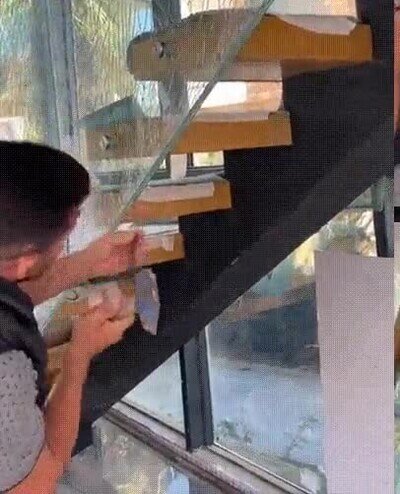 Enlace a Es una pasada ver cómo se resquebraja de golpe