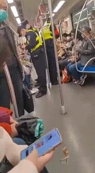 Enlace a La policia de Shanghai registrando los teléfonos en busca de apps prohibidas