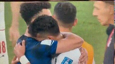 Un jugador de Estados Unidos y otro de Irán abrazados después del partido del mundial iran,estados unidos,mundial
