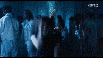 Enlace a Míercoles bailando en la pista de baile
