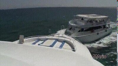 Enlace a Dos barcos chocando en el Mar rojo