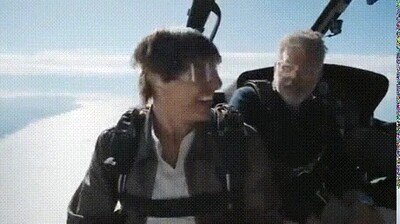 Enlace a  Tom Cruise con 60 años tirándose de un avión