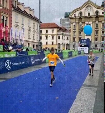 Termina una maratón de 10km marathon después de que le dijeran que no podría volver a caminar nunca más maraton,caminar