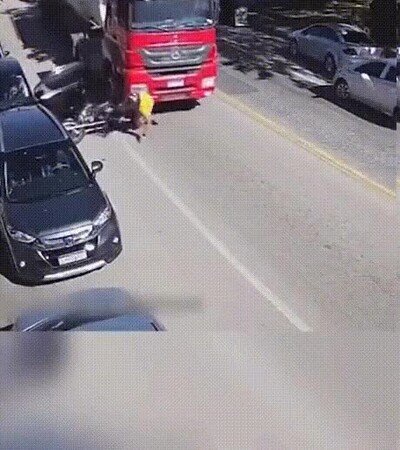 Enlace a Abriendo la puerta del coche en el peor momento posible