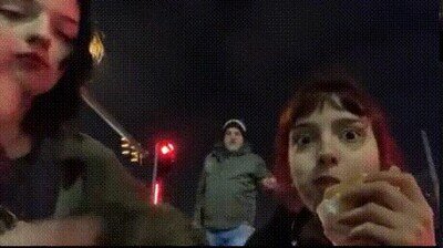 Enlace a El pobre solo se acerca para preguntar si está todo bien