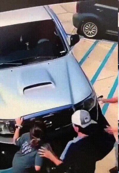 Enlace a Cuidado con los dedos cuando abras el capó del coche