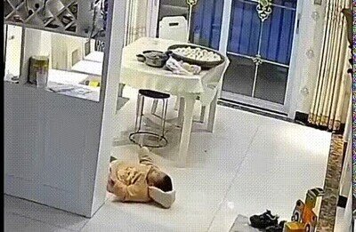 Enlace a Algo me dice que el suelo está resbaladizo