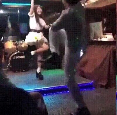 Enlace a Se sorprende que se sepa todo el baile y se parte de risa 