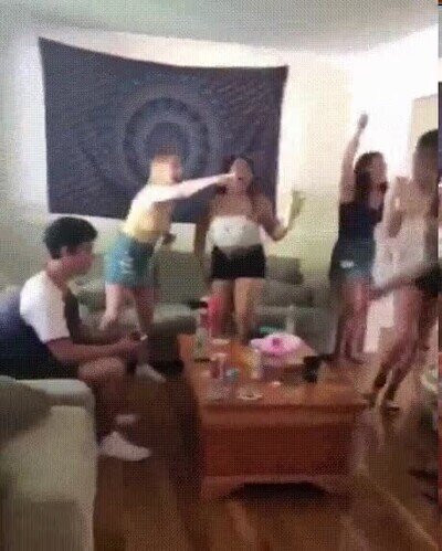 Enlace a Le dijeron que su compañera de piso era tranquila y que no montaba fiestas