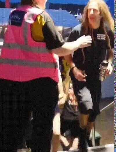 Enlace a No ha reconocido al cantante del concierto