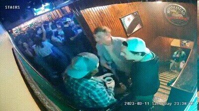 Enlace a Tiran por que sí una silla de ruedas por las escaleras durante una fiesta